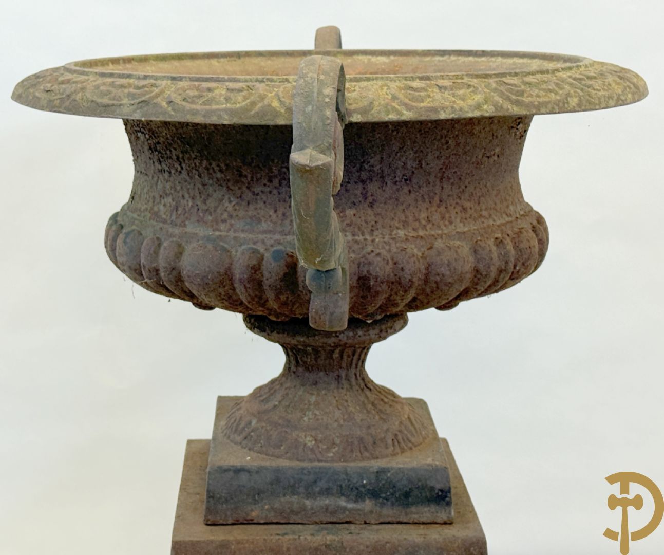 Kelkvormige amfoorvaas op gietijzeren sokkel