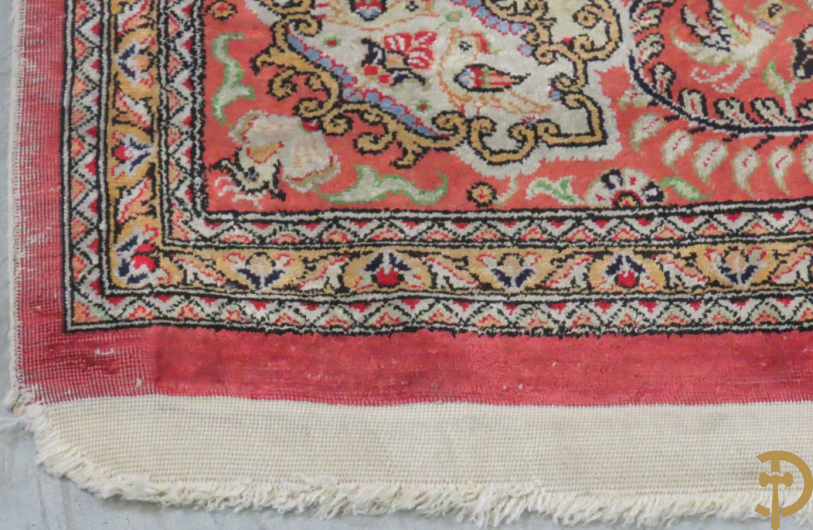 Oosters handgeknoopt tapijt zijde op katoen met bloemenpatronen, vogelmotieven en decor van amfoorvazen + Oosters handgeknoopt tapijt met decor van bloemen en amfoorvaas