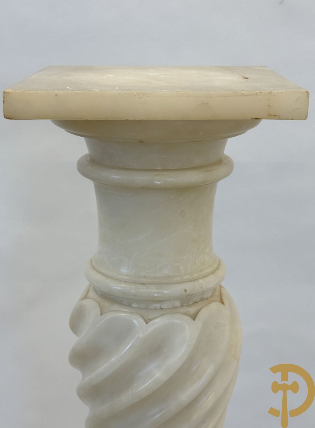 Getorste albast zuil met accanthusranken met draaibare plateau op achthoekige basis