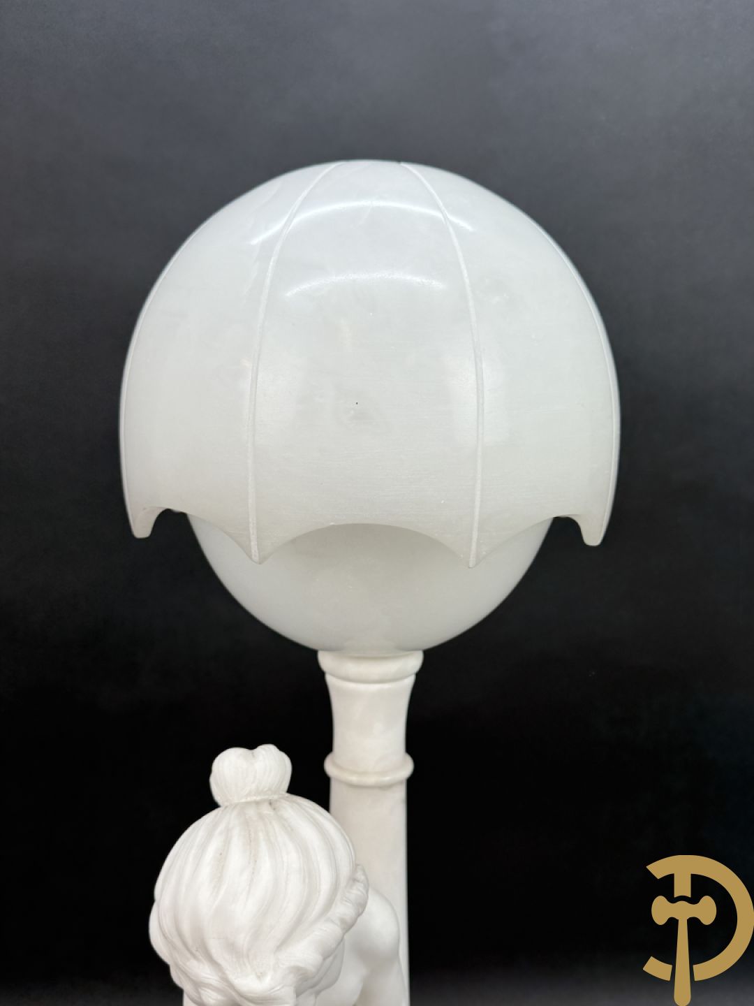 Albast beeld met meisje met poes en lamp