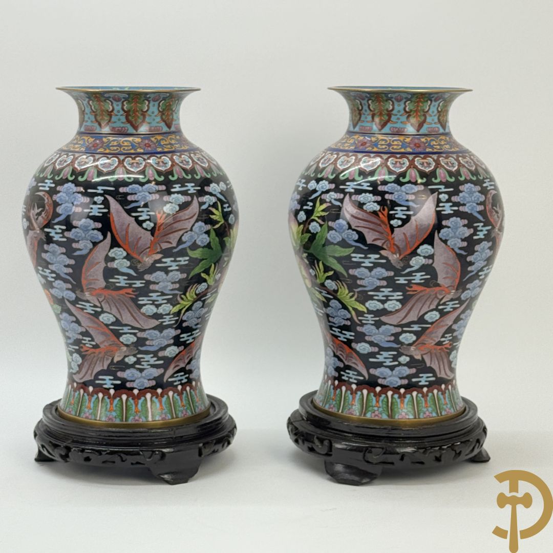 Paar cloisonévazen met bloemen en vogeldecor op zwarte fond - op houten sokkel