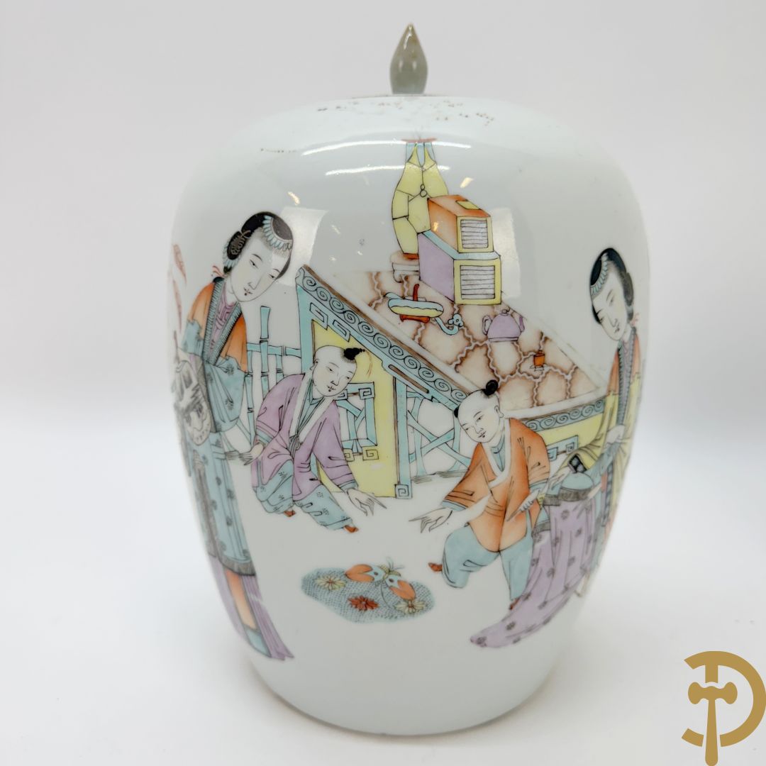 Chinese porseleinen cachepot met decor van dames en kind