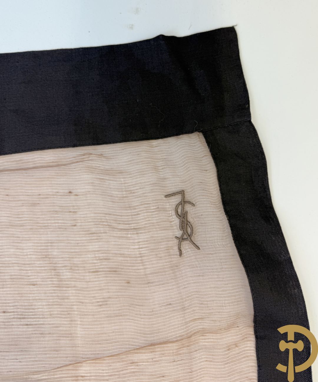 Vier foulards Yves Saint Laurent (nooit gedragen komt uit winkel restant)