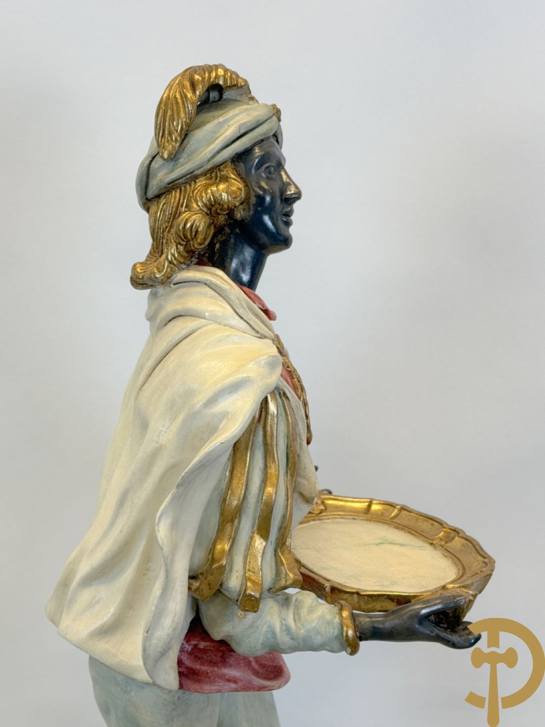 Gepolychromeerde staande moor in Victoriaanse kledij, met opdienschaal, op sokkel - Italiaans