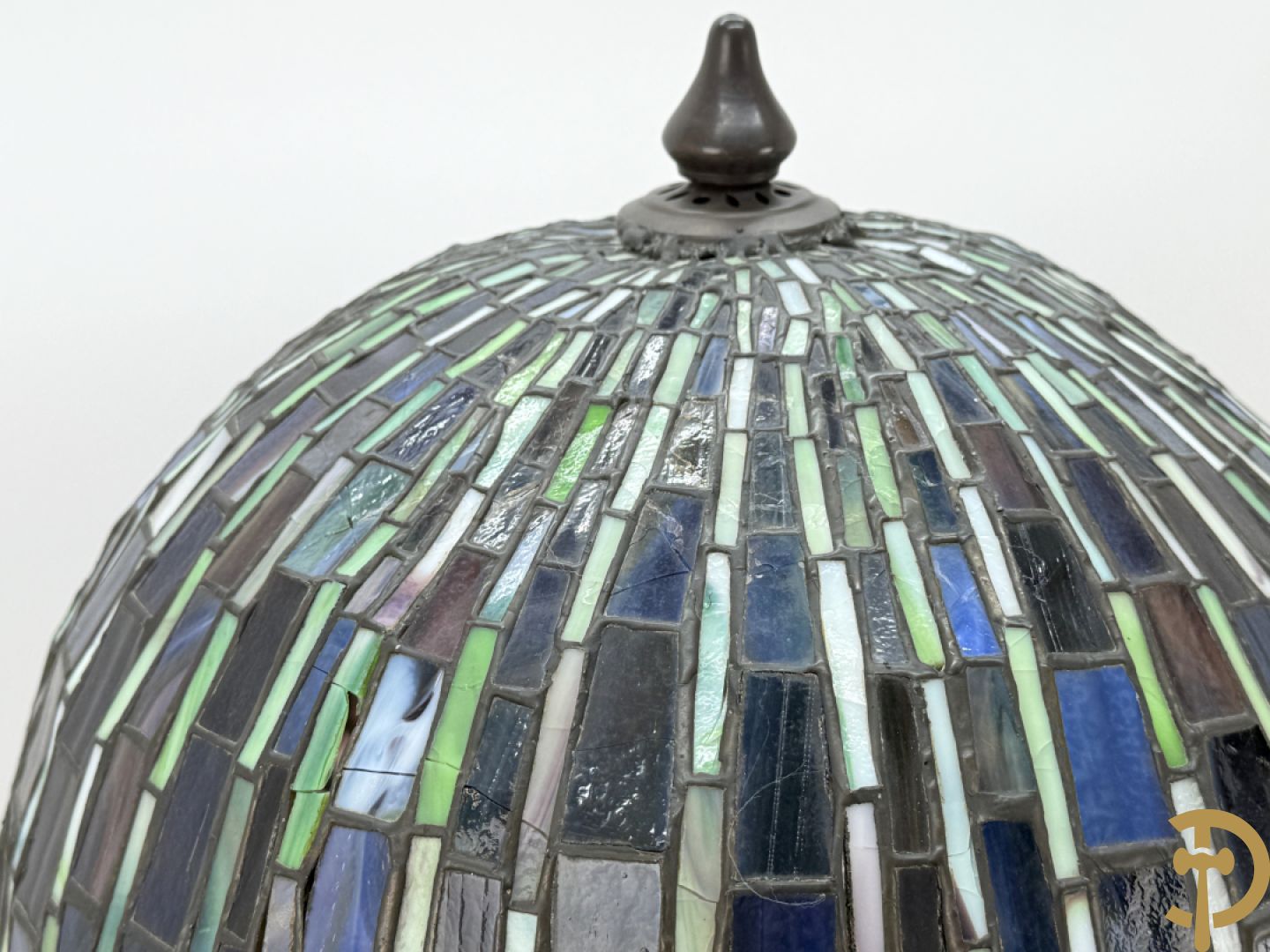 Bronzen tafellampadaire met kap met bloemen, Tiffany stijl