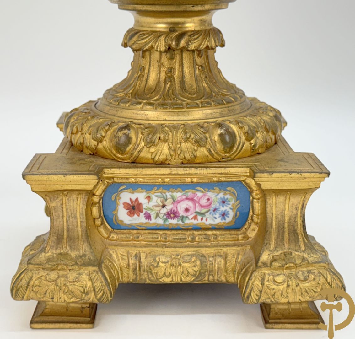 Driedelige bronzen Franse garnituur bezet met cupido