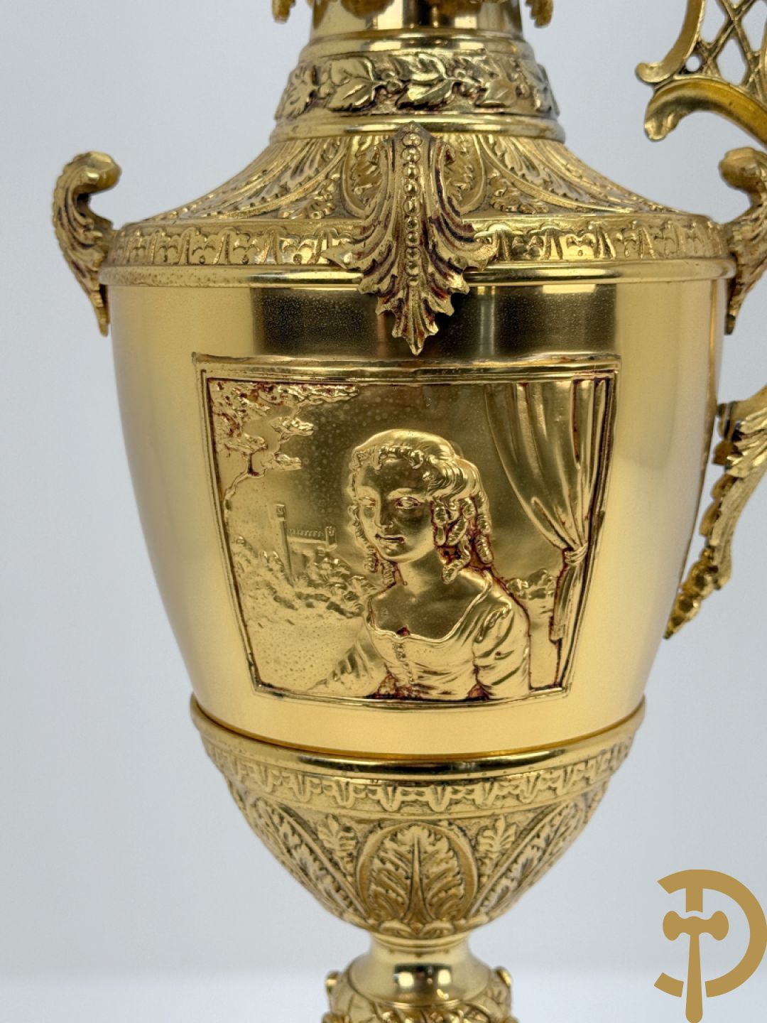 Vuurvergulde bronzen amfoorvaas met basrelief van dame en bezet met cupido