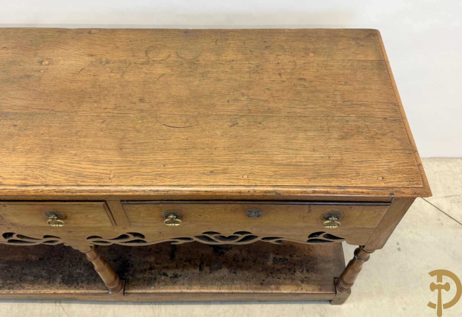 Engelse eiken sideboard met 3 lades op ballustervormige poten