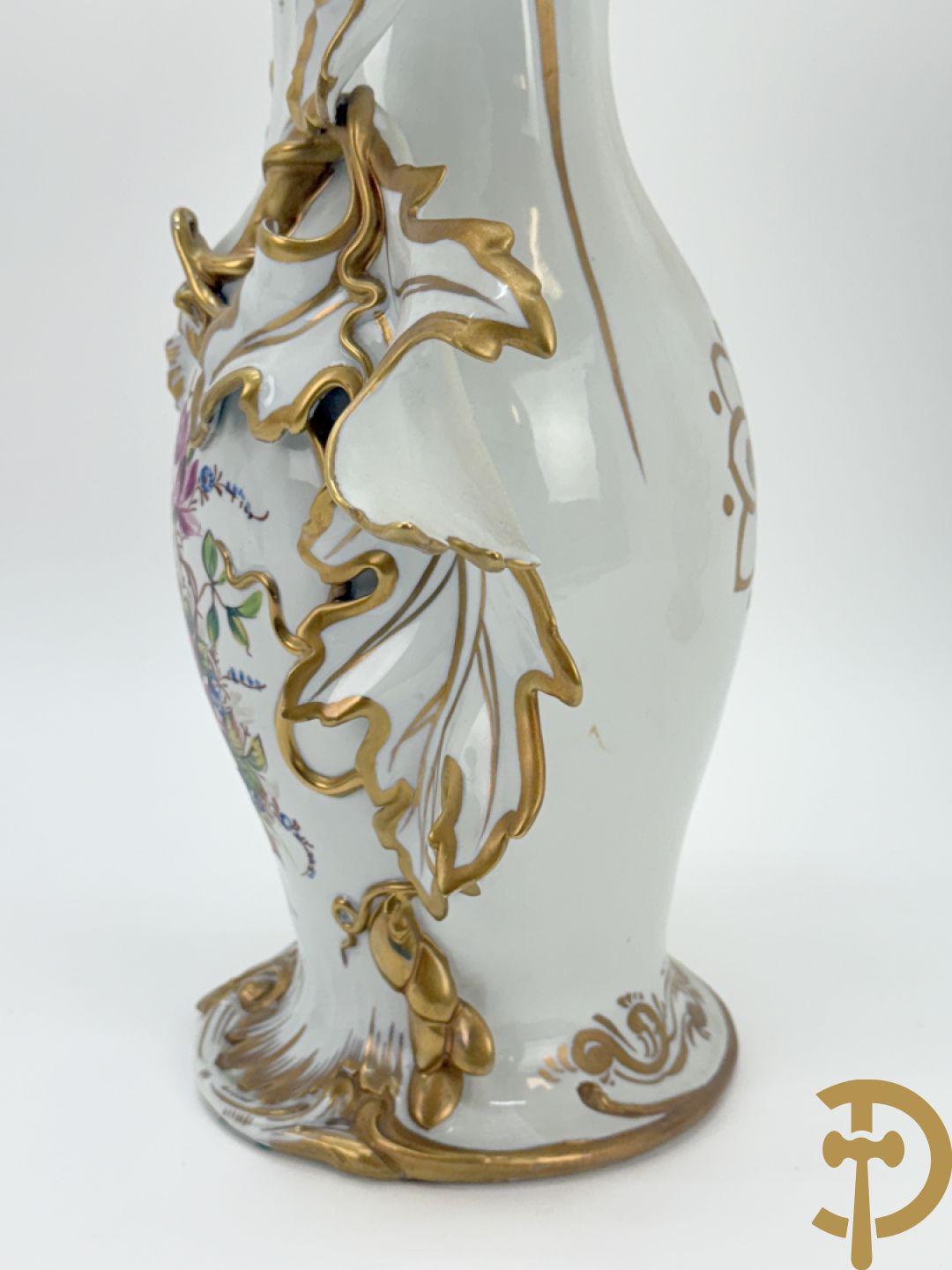 Paar porseleinen cornetvazen met bloemendecor, deels verguld, gemerkt Capo di Monte