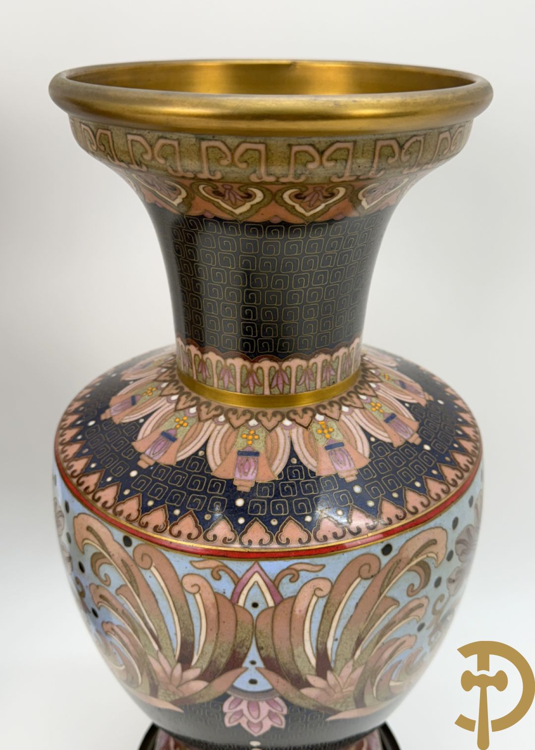 Paar ballustervormige cloisonévazen met decor van vogels en bloemen - op houten sokkel + paar kleine cloisonévazen met vogel en bloemendecor - op houten sokkel