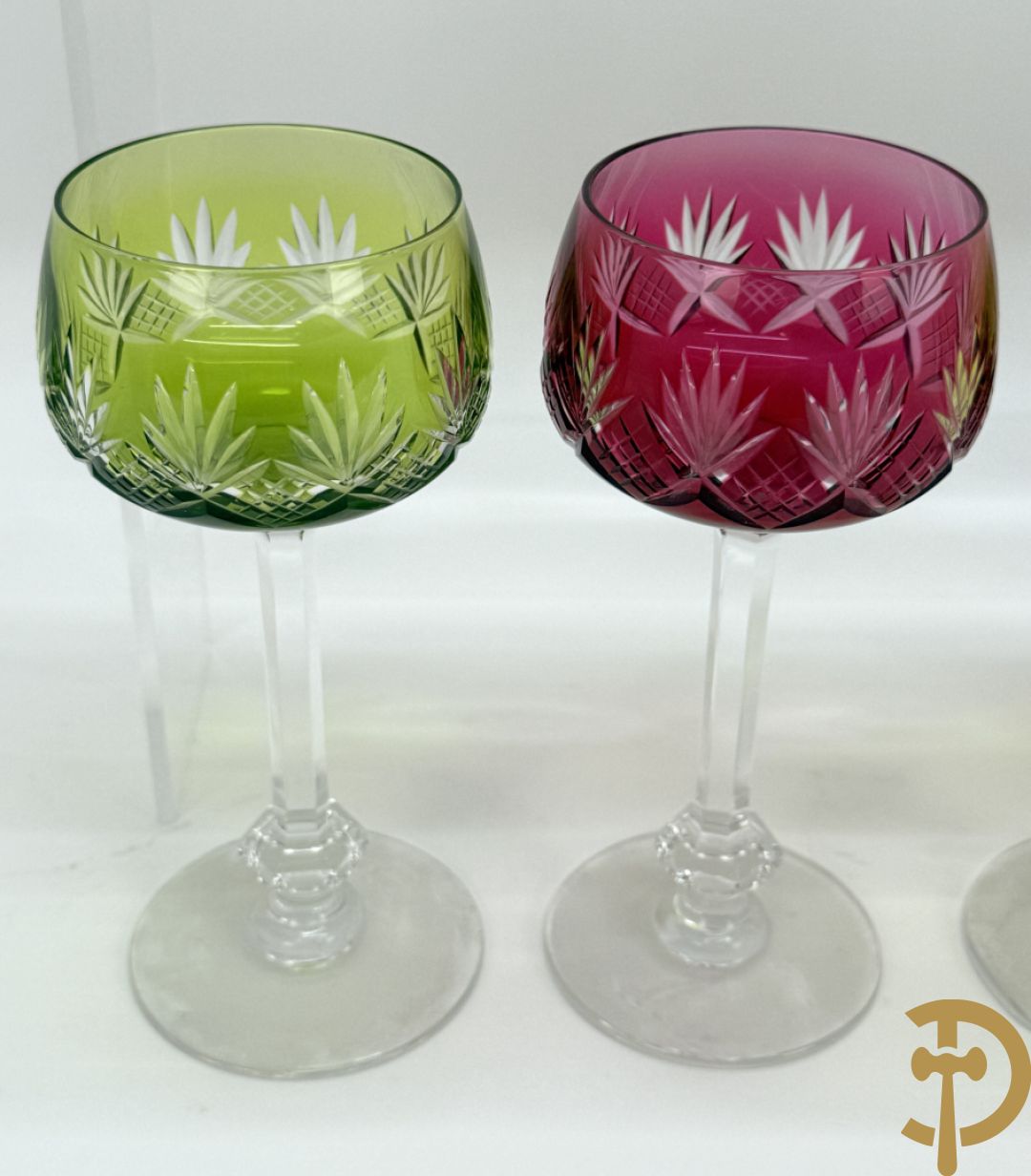 Twaalf gekleurde en geslepen kristallen glazen