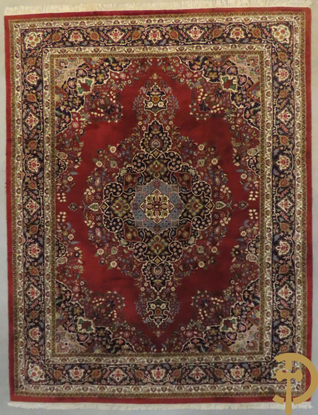 Oosters handgeknoopt tapijt met centraal medaillon en bloemenmotieven op rode fond, Tabriz