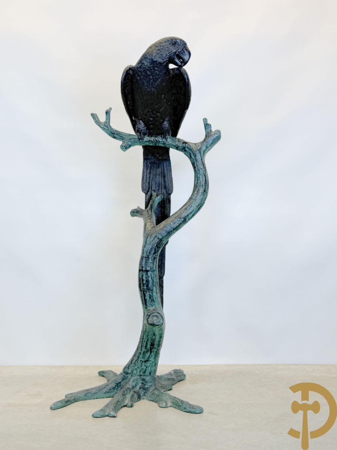 Metalen gepatineerde papegaai op boomstronk