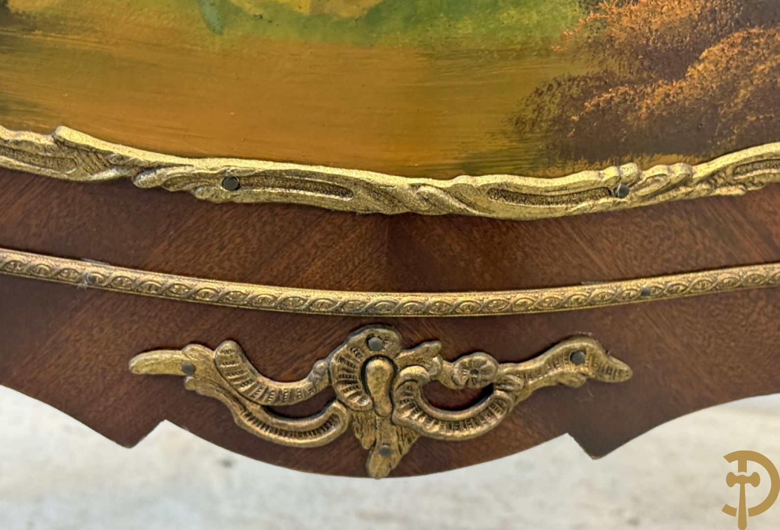 Notelaren gebombeerde Louis XV vitrine met handbeschilderde romantische taferelen en bezet met bronsbeslag