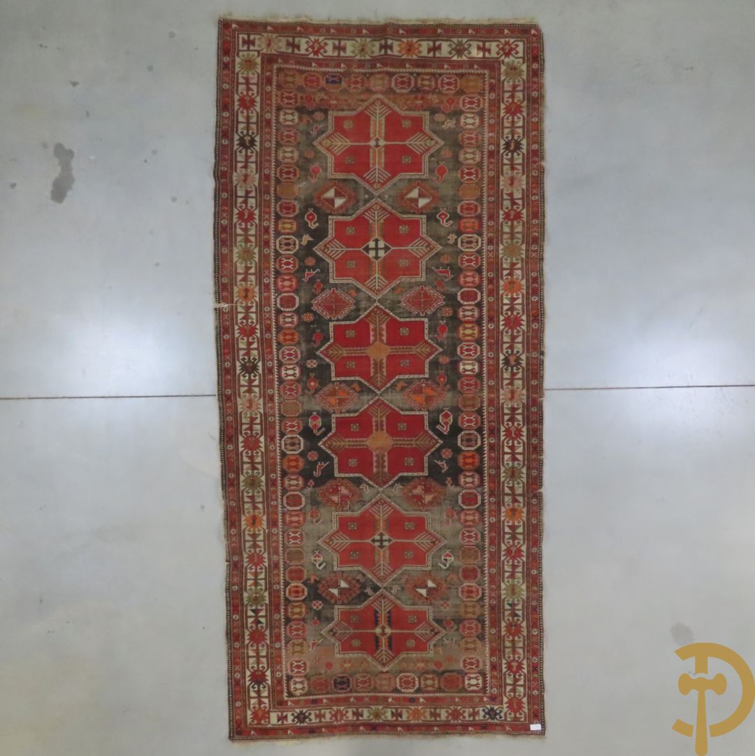 Antiek oosters handgeknoopt Kaukasus tapijt met geometrische patronen