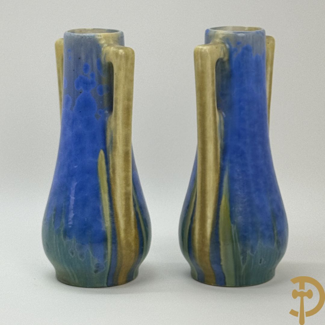 Paar Art deco vazen in meerkleurige keramiek, Pierrefonds (Oise streek), onderaan getekend V H