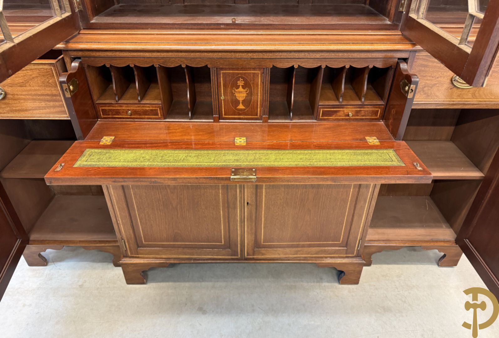 Notelaren Engelse stijl breakfront met ingebouwde secretaire, bovenaan met vitrine en decor van amfoorvazen op de deuren