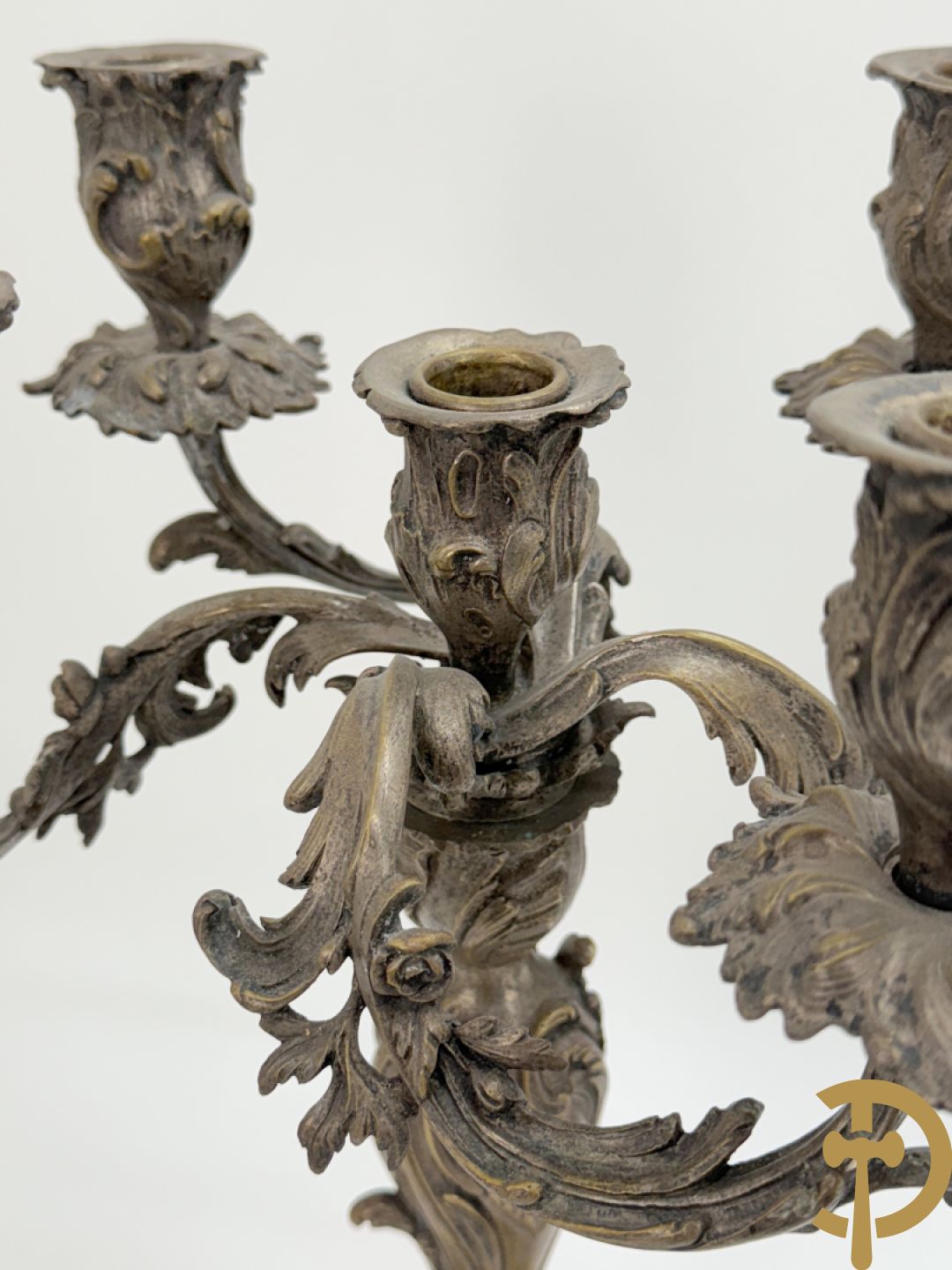 Paar bronzen getorste vijfarmige Louis XV kandelaars