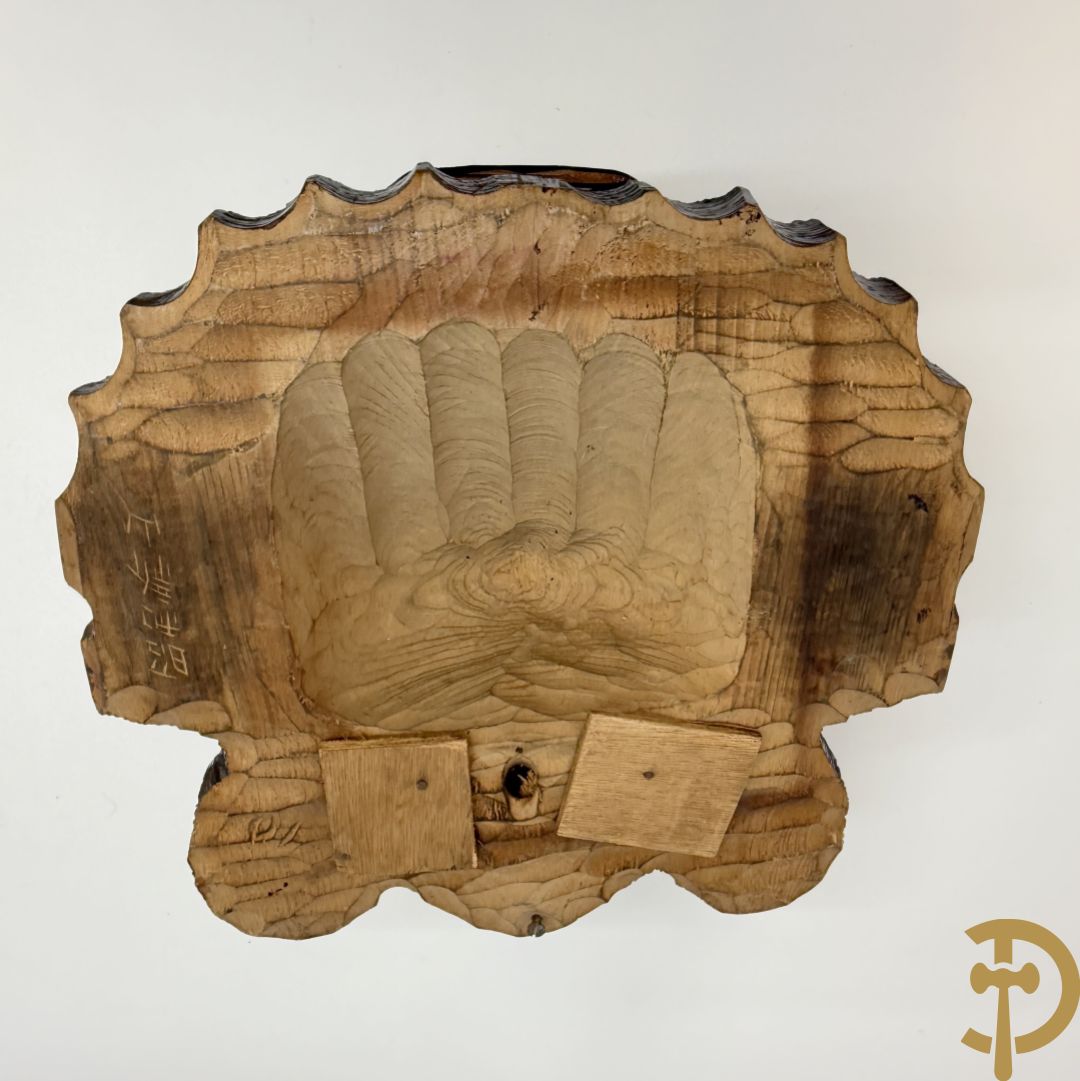 Houtgesculpteerde en gepatineerde beer, gesigneerd met Japanse tekens