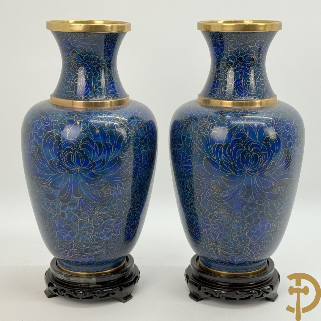 Paar blauwe cloisoné vazen met bloemendecor