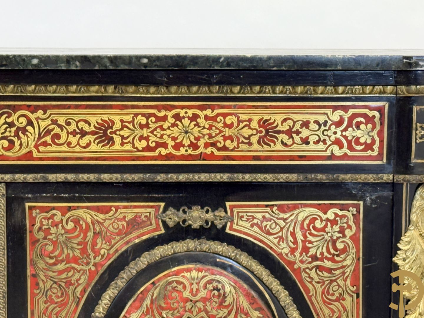 Napoleon III tweedeursdresse bezet met bronzen ornamenten van dameshoofden - paar ovale medaillons in de deuren, alles bezet met Boulle techniek - bovenaan met marmeren blad