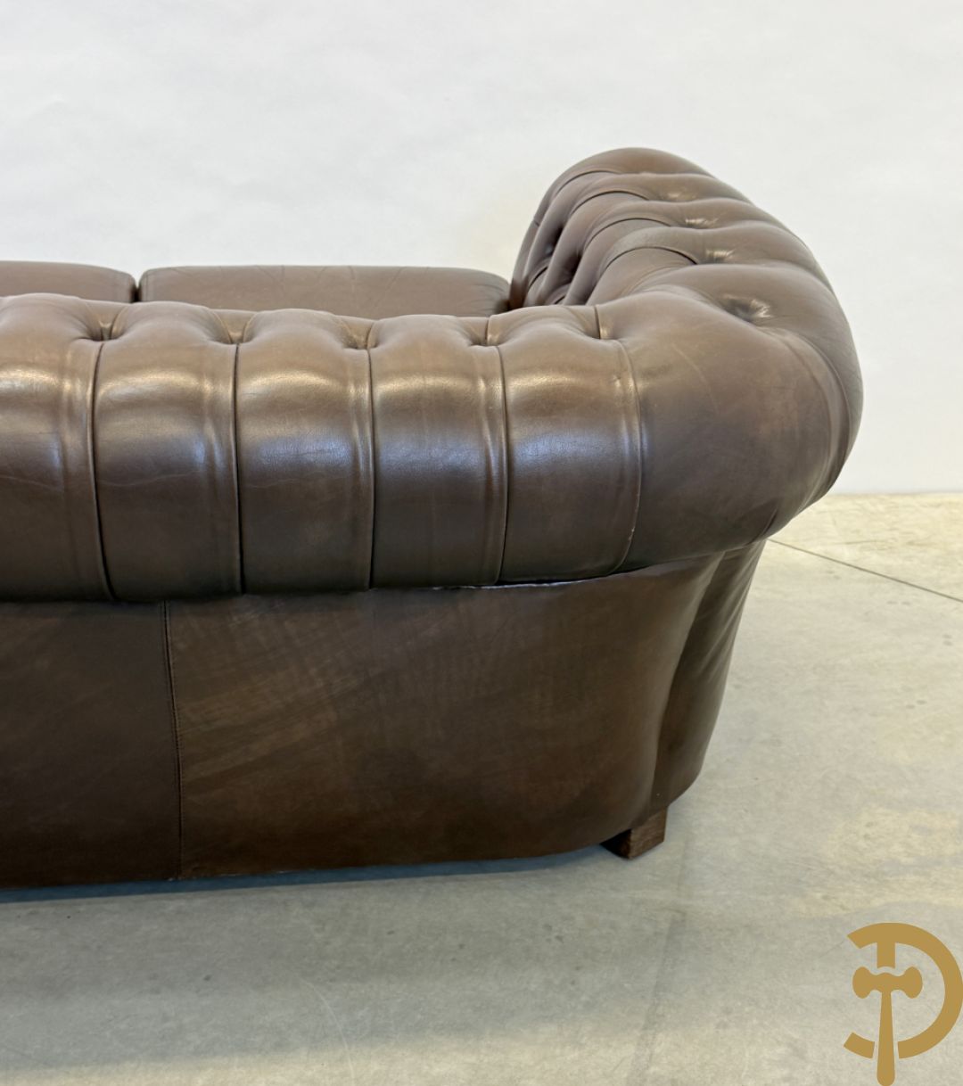 Bruin lederen driezit en club chesterfield