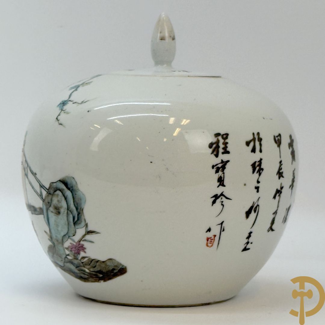 Chinese porseleinen vaas met decor van fo honden + Dekselpotiche in Chinees porselein met geanimeerd decor van dames in landschap