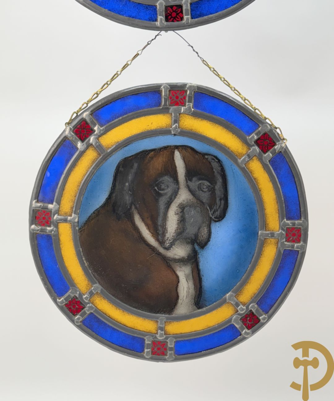 Vier gekleurde loodramen met afbeeldingen van honden