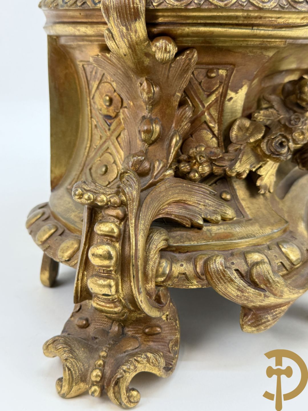 Driedelige bronzen garnituur bestaande uit middenstuk met bronzen vuurvergulde klok, Daubrée gemerkt à Nancy, bovenaan bekroond met Cleopatra met drinkbeker - getekend van Cumberworth sculpteur - geflankeerd door paar cupido