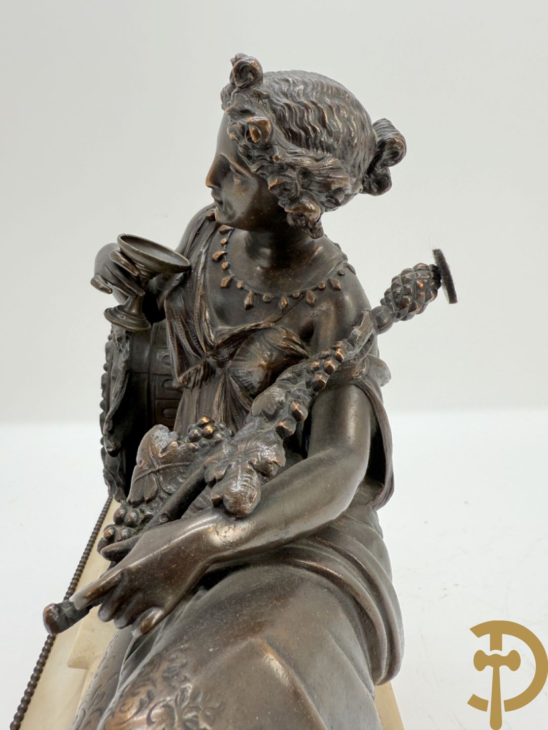 Kunstbronzen pendule liggende dame met beker op marmeren sokkel