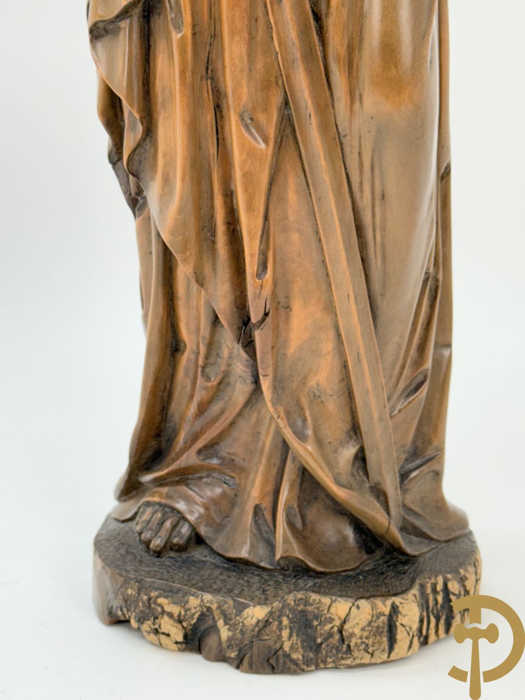 Houtsculptuur van evangelist met zwaard