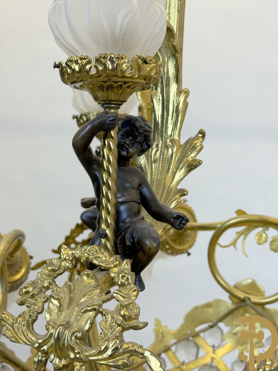 Vuurvergulde bronzen Franse luchter met zes lichtpunten en bezet met diamantvormige kristallen