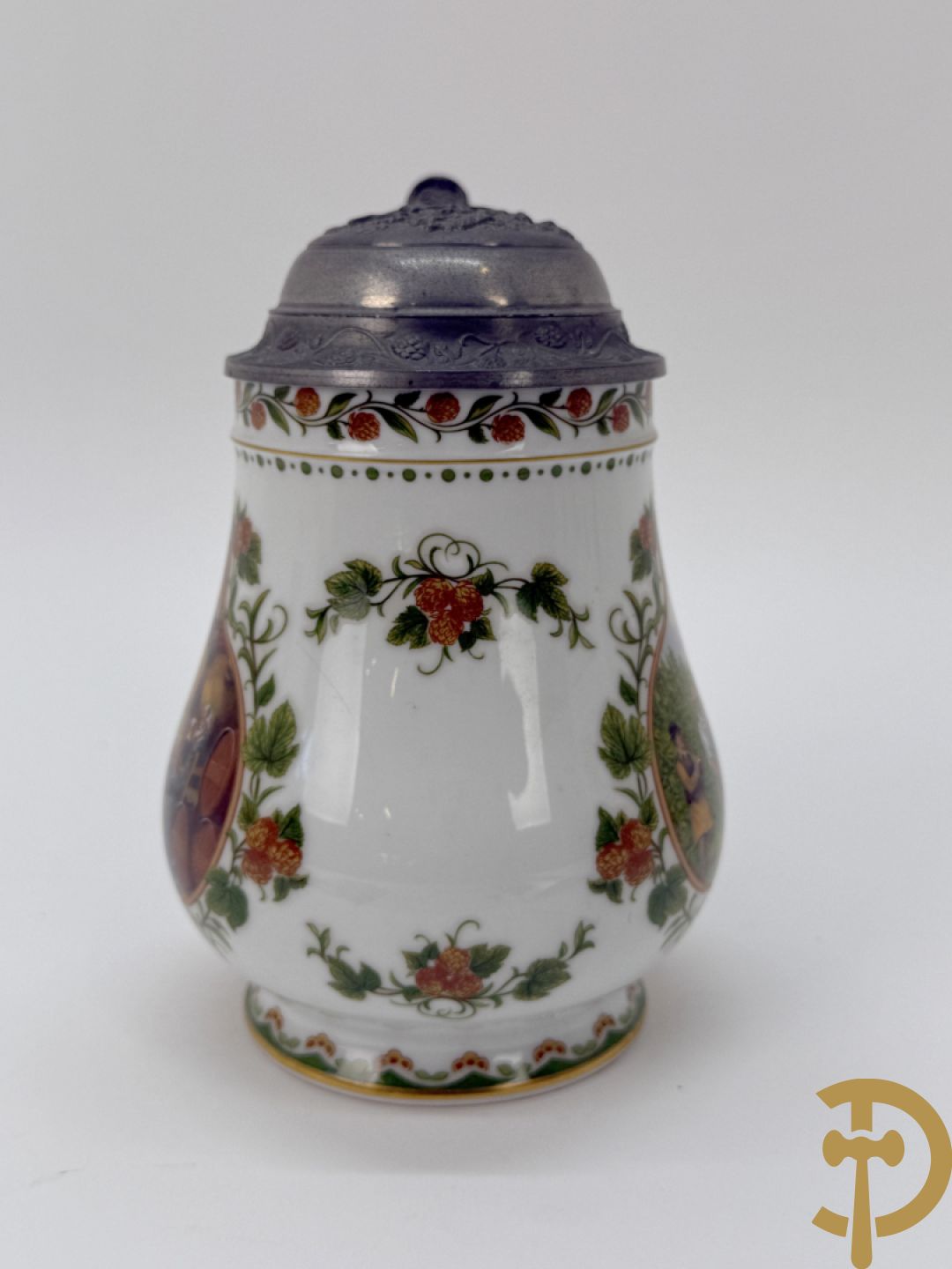 Varia porselein en keramiek : paar jardinières met zwanen, apothekerspot, 2 schenkkannen Franklin Mint en vaas Hutschenreuter