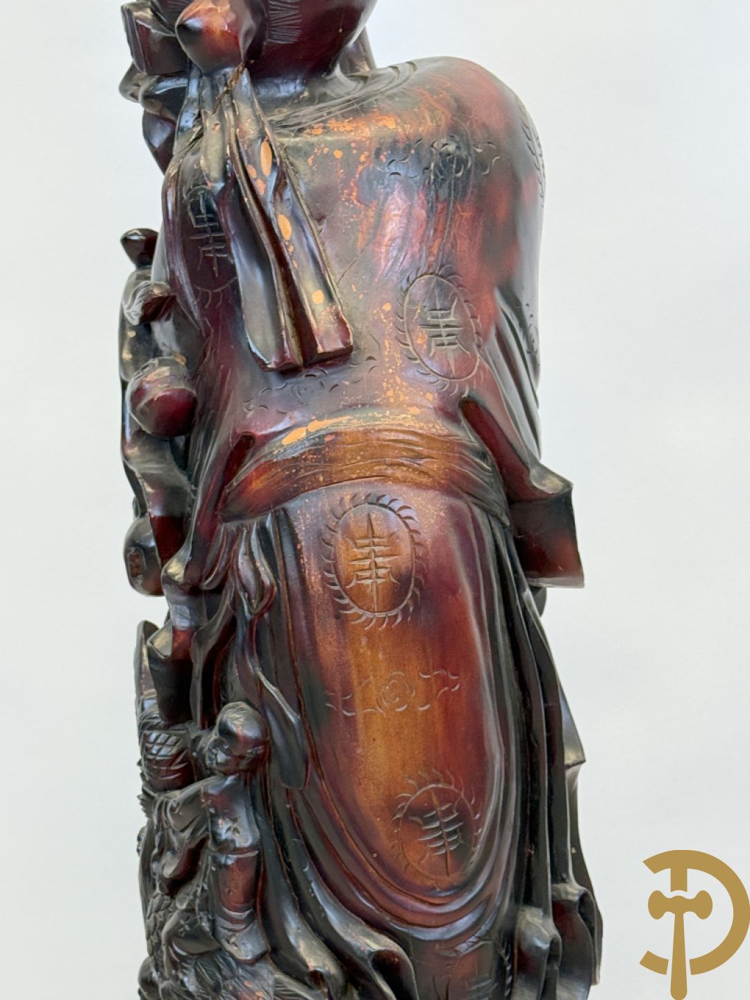 Aziatische houtsculptuur van wijsgeer met staf, vogels en kinderen