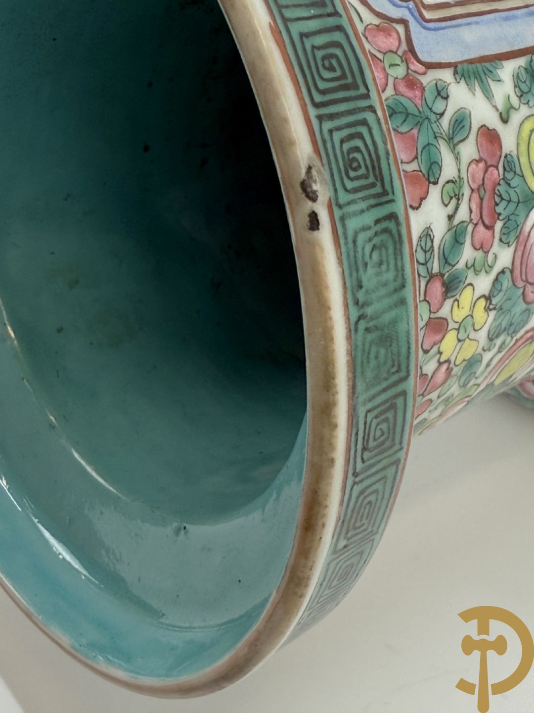 Chinese porseleinen vaas met geanimeerd decor en fond van bloemen, Kanton 19e