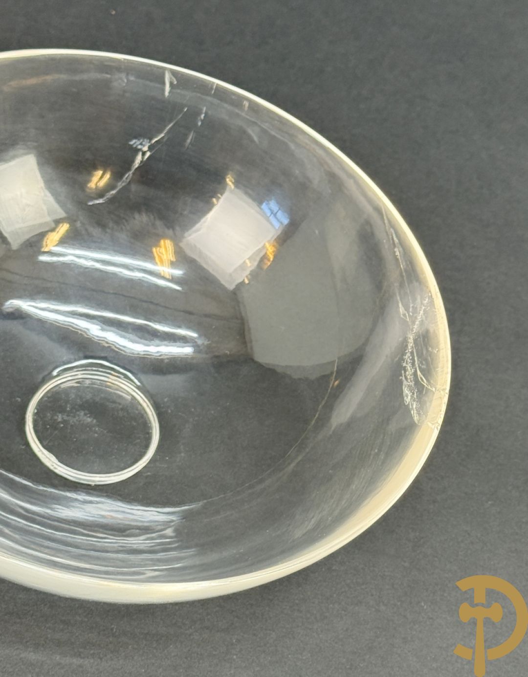 Wolf Helmut (getekend onderaan) Gepolierde schaal/bowl van doorschijnend bergkristal met rechte rand (scherfje aan voet) onder getekend WOLF H. (Steinbildhauer, Edelsteingestalter, aus Kirschweiler, Idar-Oberstein),