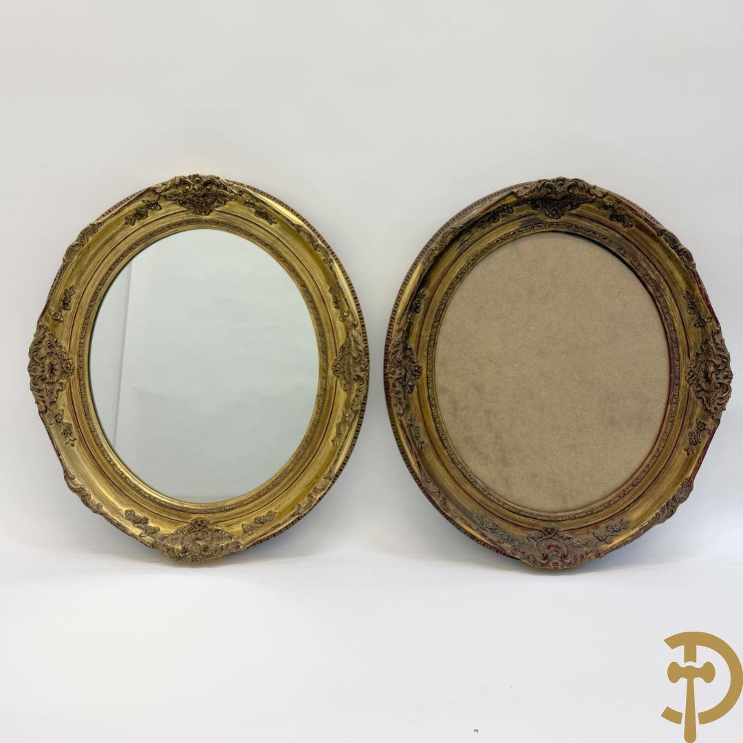 Twee ovale Louis XV lijsten (1 met spiegel en 1 met glas)