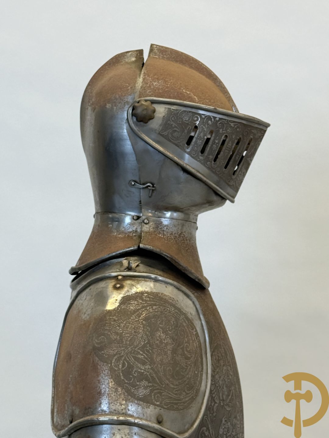 Paar ijzeren decoratieve harnassen ridderuitrusting met geciseleerde motieven op de elementen, met zwaard en ridderhelm - op statief - vermoedelijk Spaans 1930-1940