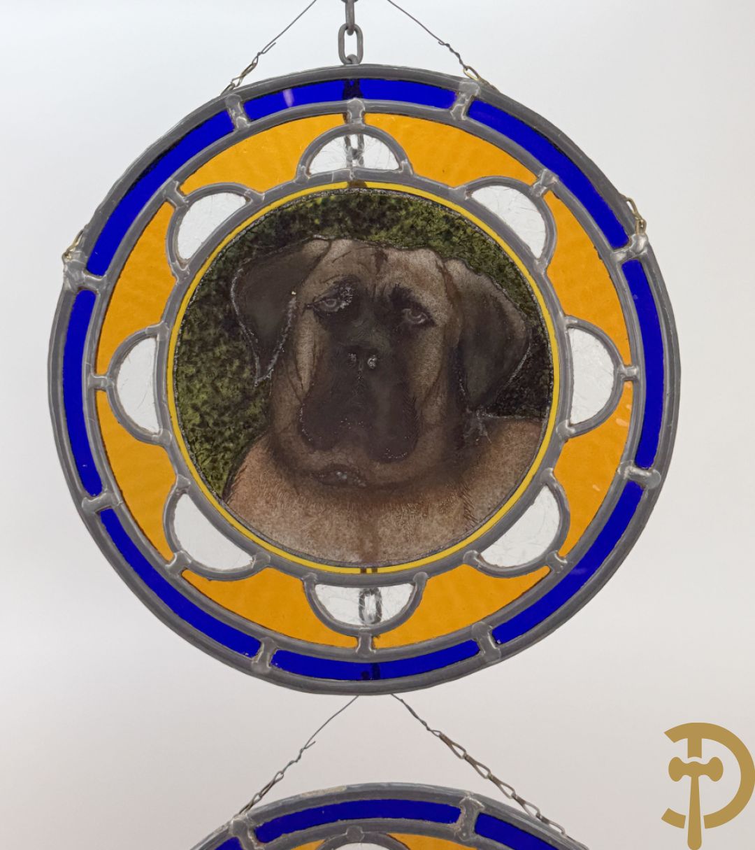 Vier gekleurde loodramen met afbeeldingen van honden