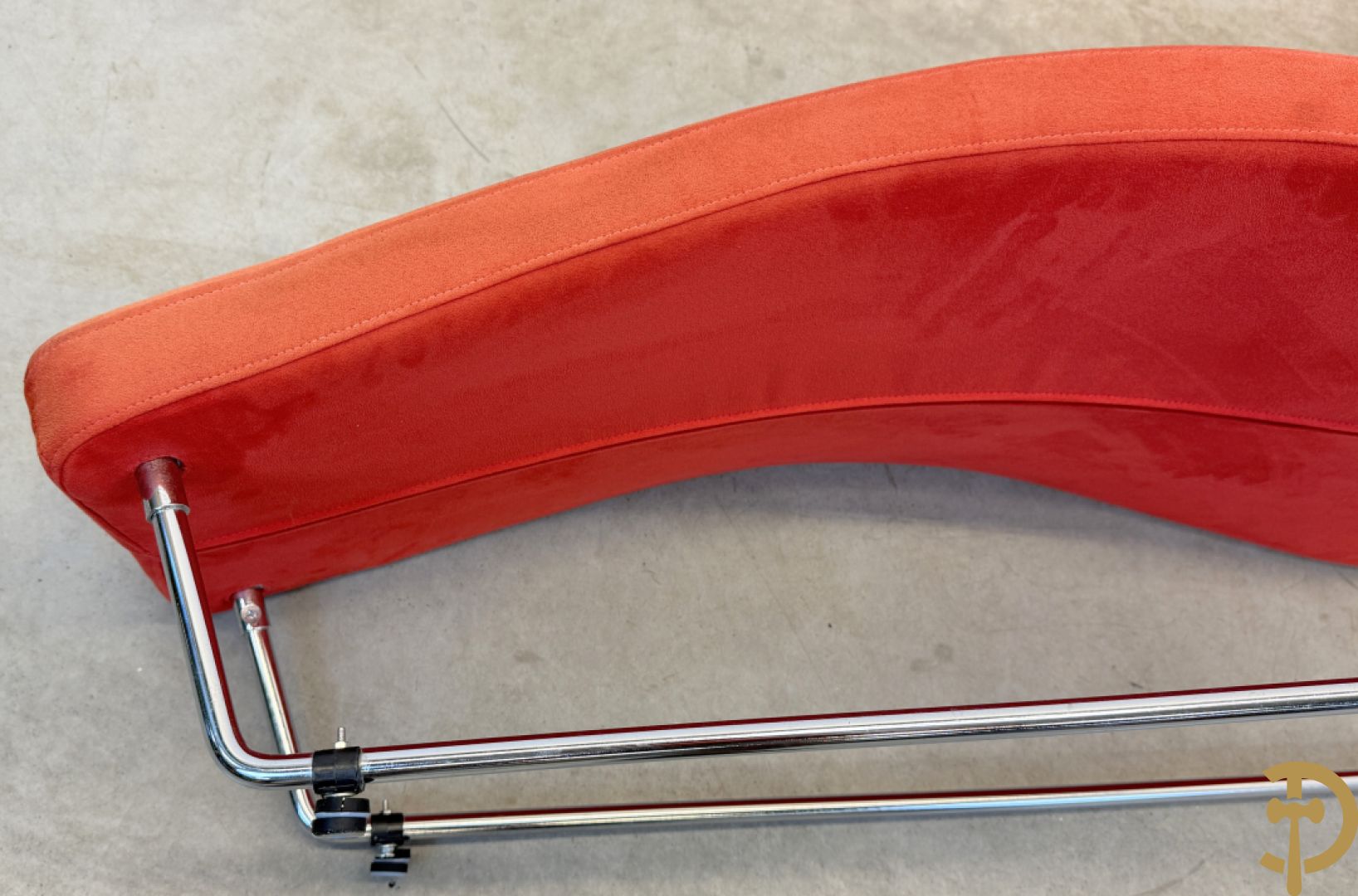 Design ligzetel in rode stof op chromé onderstel, Jongform