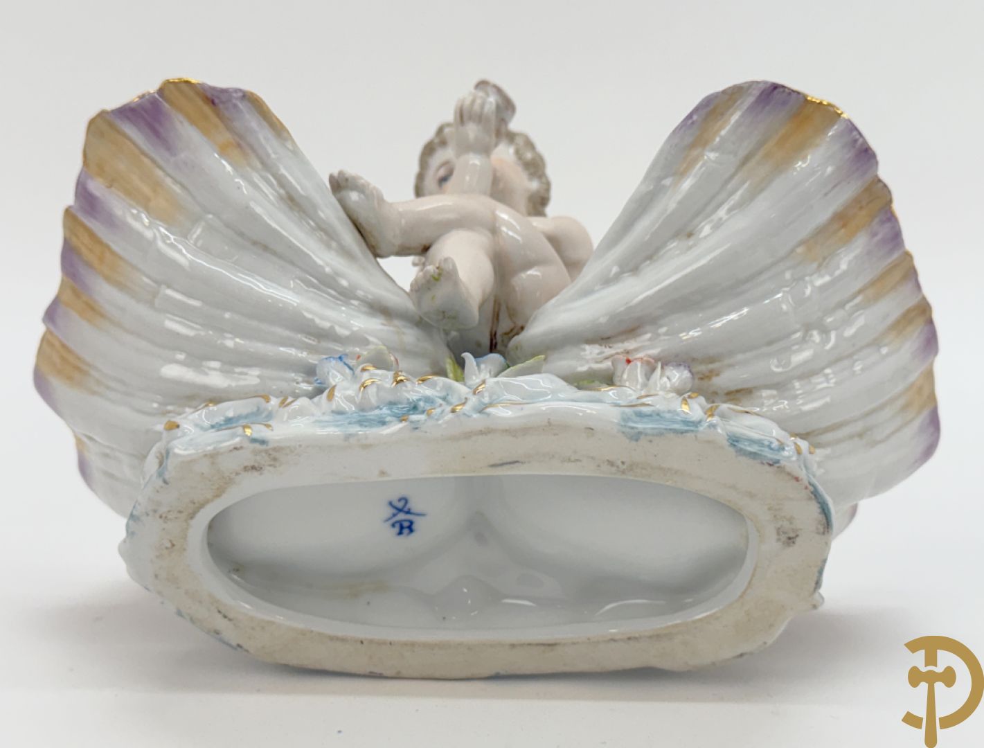 Porseleinen spiegel met cupido en bloemen bezet + porseleinen beeld met cupido en rocailles