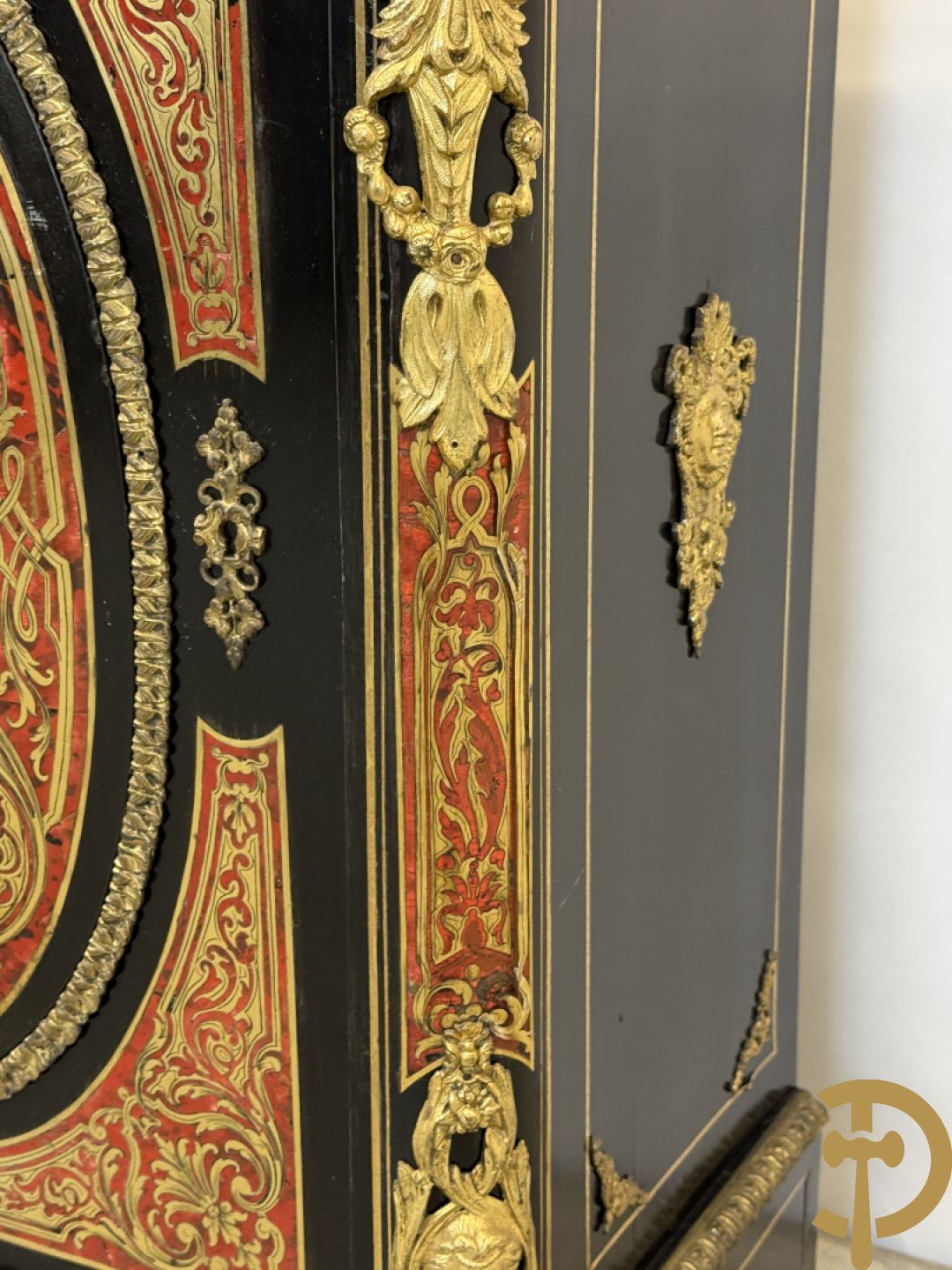 Napoleon III tweedeursdresse bezet met bronzen ornamenten van dameshoofden - paar ovale medaillons in de deuren, alles bezet met Boulle techniek - bovenaan met marmeren blad