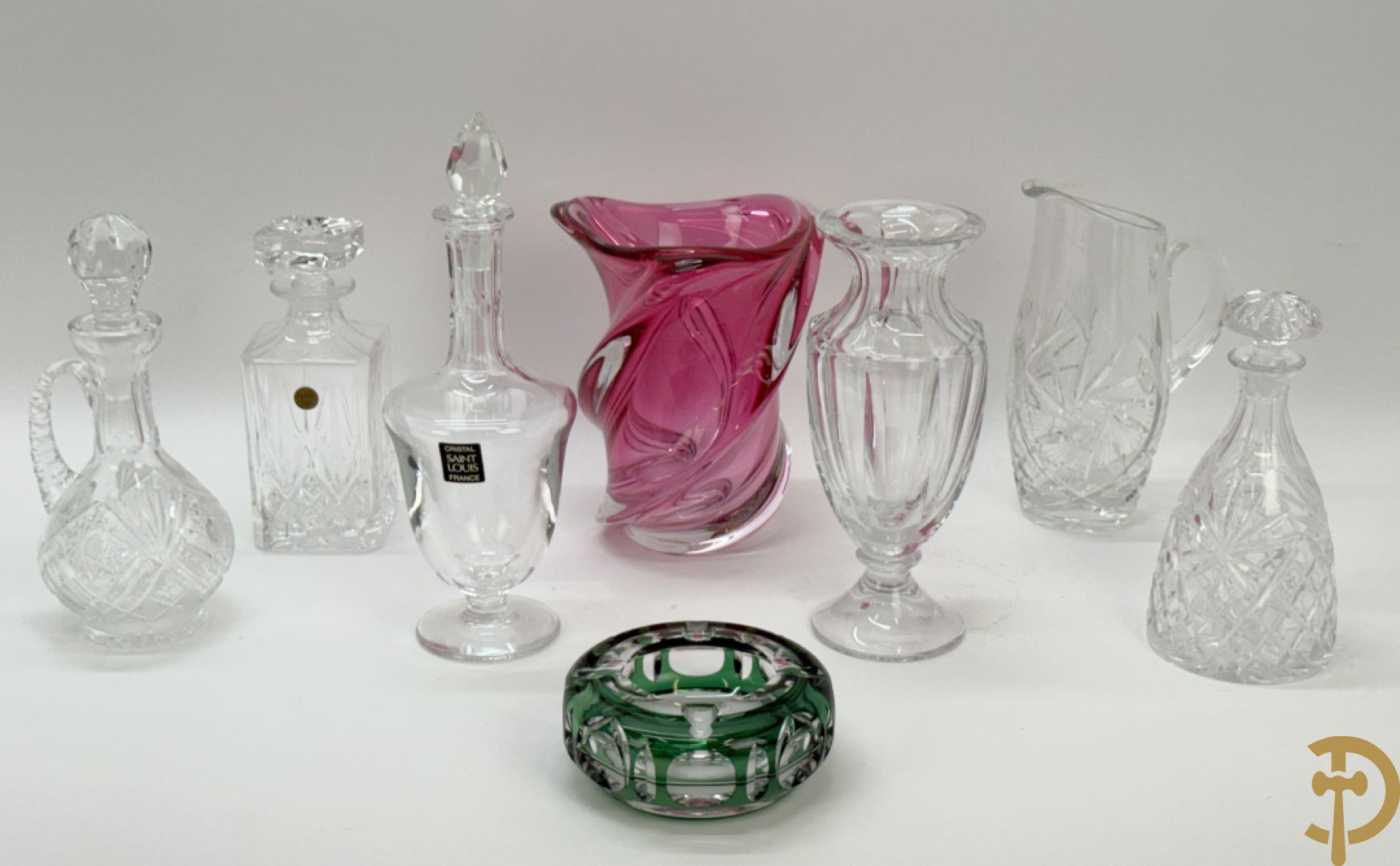 Vier kristallen karaffen w.o. 1 Saint Louis + schenkkan in Boheems kristal + vaas + getorste gekleurde Val-Saint-Lambert vaas + groen gekleurde asbak Val-Saint-Lambert