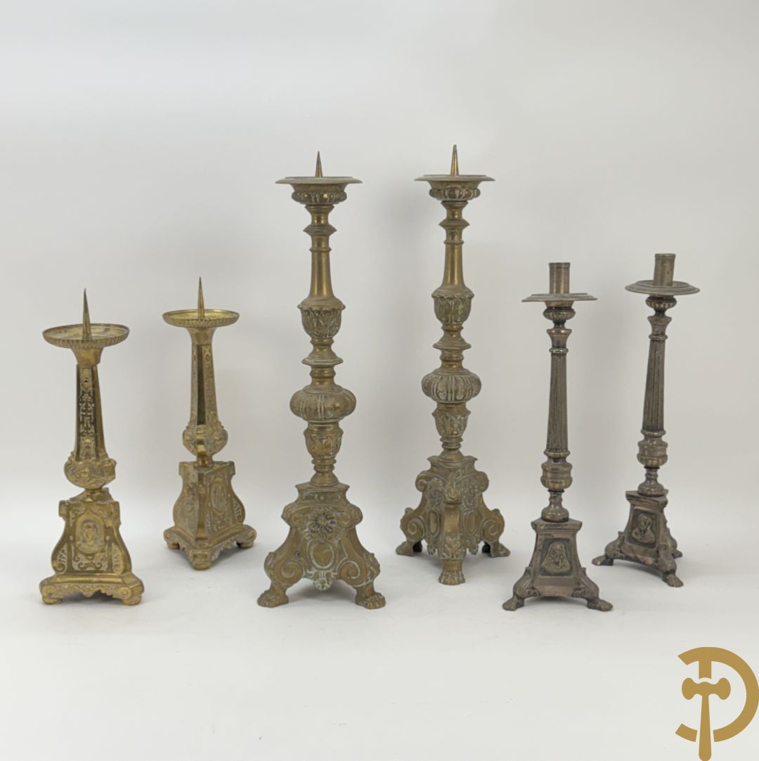 Drie paar religieuse kandelaars in brons en koper