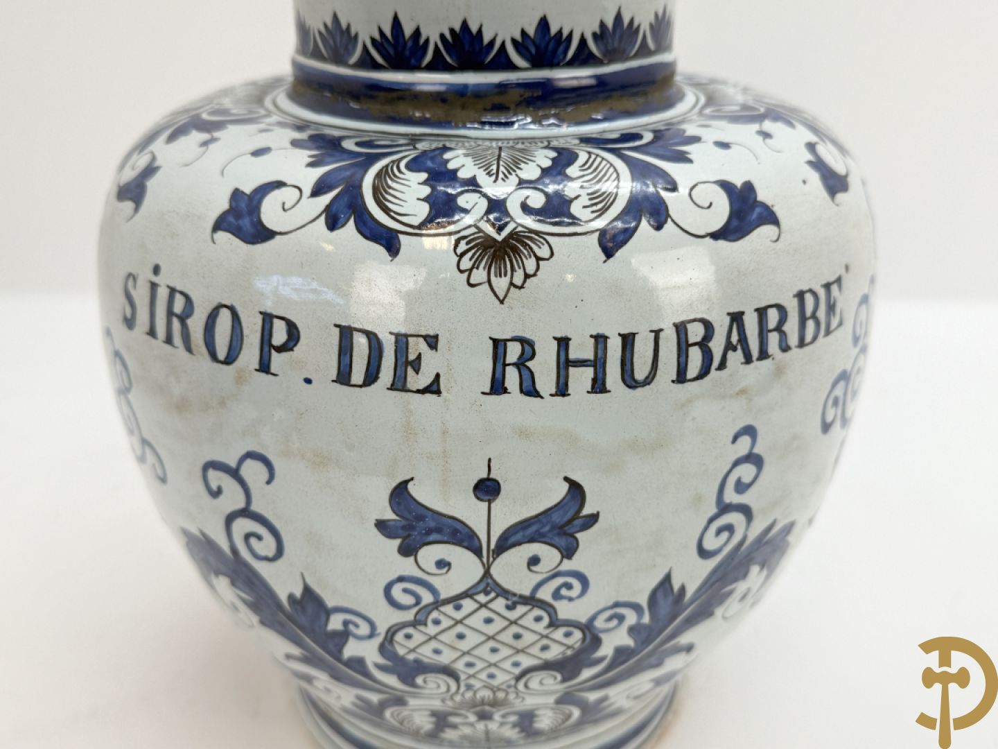 Schenkkan in Delftse faience, Sirop de rubarbe