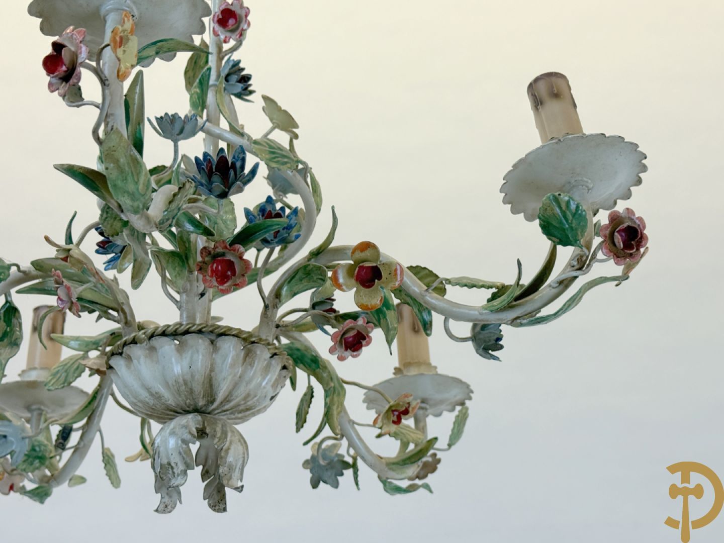 Italiaanse beschilderde vijfarmige luchter met smeedijzeren bloemen