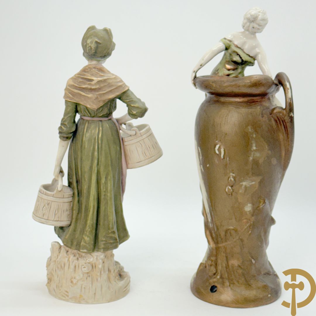 Royal Dux beeld van melkmeisje, onderaan genummeerd 1055 + vaas met zittende dame, Royal Dux stijl