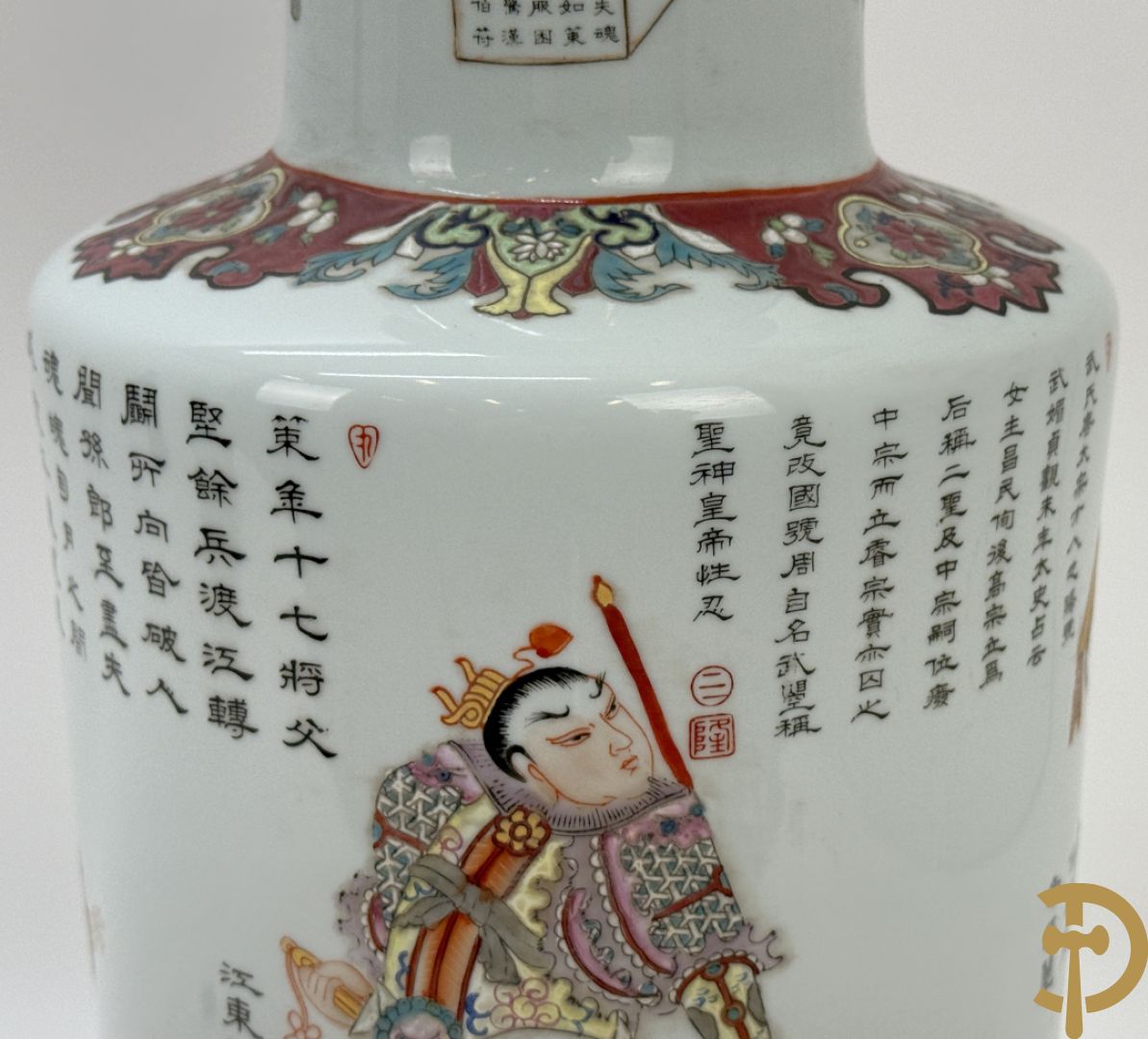 Paar porseleinen Chinese vazen met decor van personages en Chinese tekens, handgekleurd