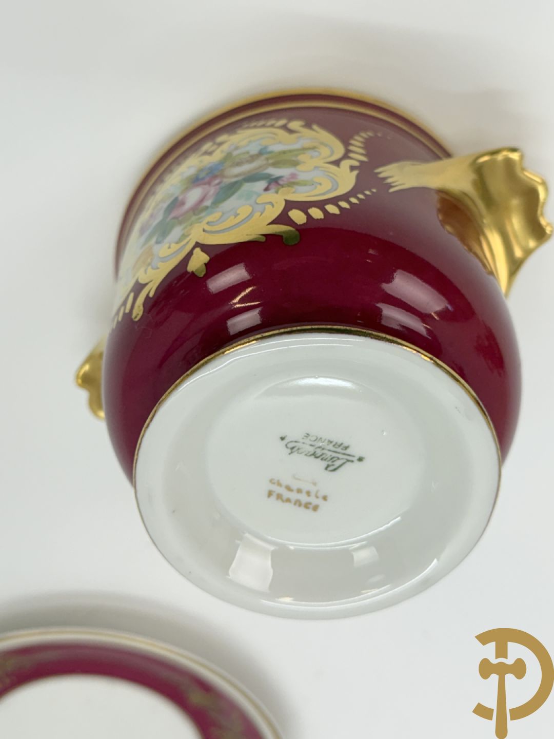 Handbeschilderde porseleinen siervaas met bloemenbeschildering en sfinxen + paar porseleinen cachepots met bloemendecor + 3 porseleinen  kopjes en schoteltjes