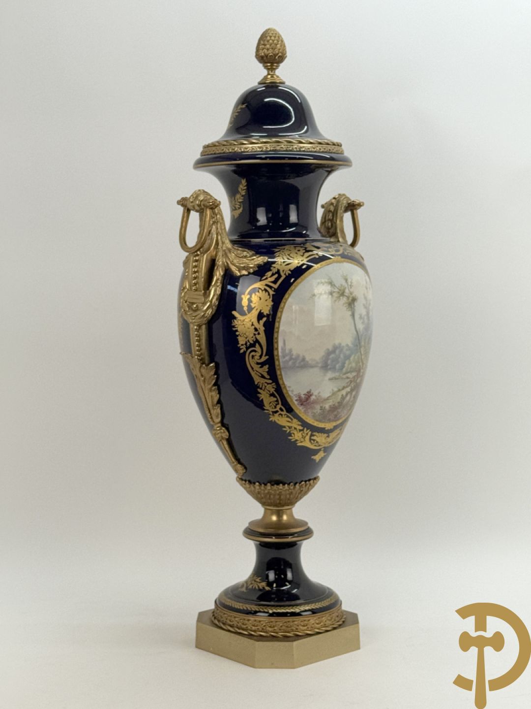 Onleesbaar getekend rechts onder, Sèvres stijl vaas met dubbel decor van romantische genrescène en landschapsscène, met bronzen ornamenten bezet